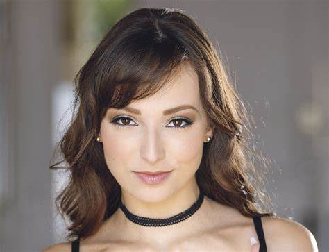 Discover Lexi Luna: Bio, Career Highlights, and Personal Life